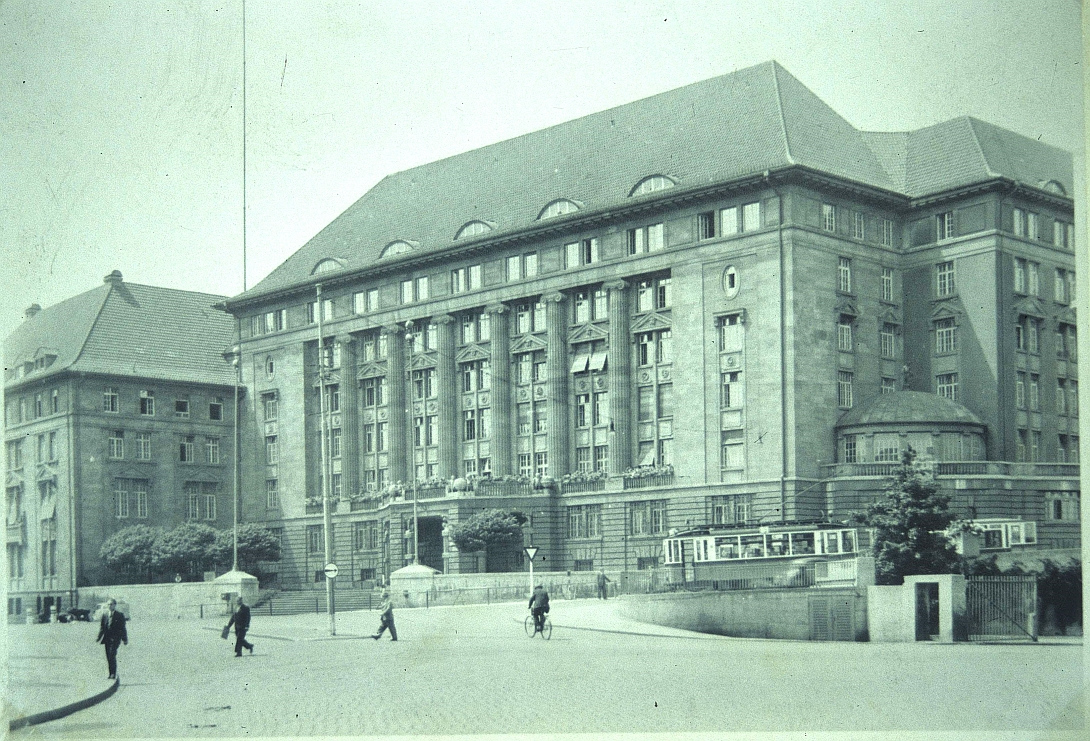landesarchiv_baden-wuerttemberg_staatsarchiv_ludwigsburg_pl_723_dk_131-5_bild_1_2-5384072-1_-direktionsgebaeude-erbaut-1912-1914_klein