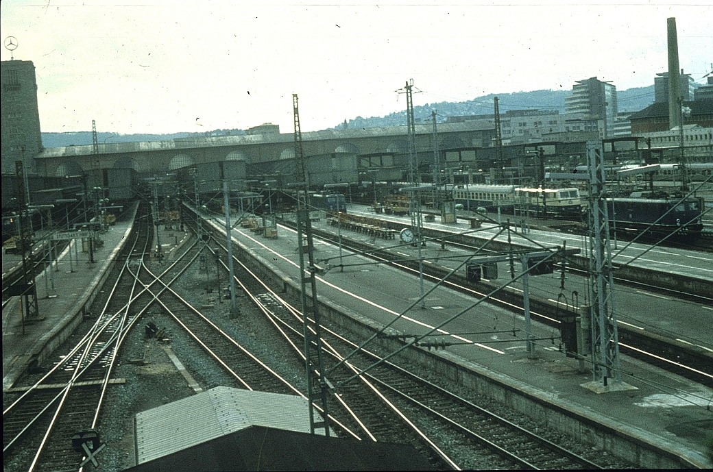 landesarchiv_baden-wuerttemberg_staatsarchiv_ludwigsburg_pl_723_dk_136-25_bild_1_2-5385599-1_blick-aus-stellwerk-auf-die-bahnsteige-des-hbf.-1976_kleinst