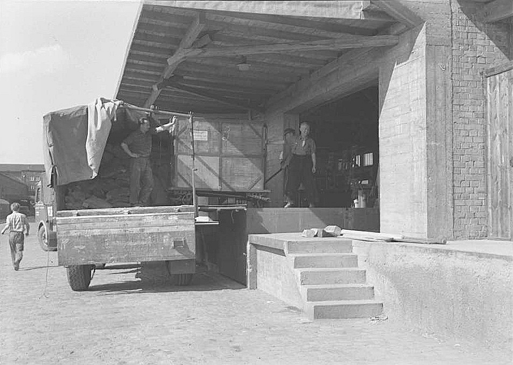 landesarchiv_bw_staatsarchiv_lb_k_414_i_nr_817_abb._a_2-636695-1_stgt-gueterabfertigung-ga-verladerampe-mit-hebebuehne-29.05.1957_kleinst